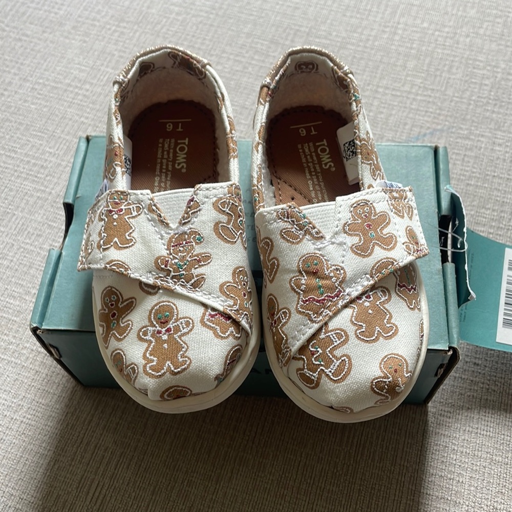 TOMS toddler size 6 NWT Gingerbread Cookies. The cutest TOMS I’ve ever seen.